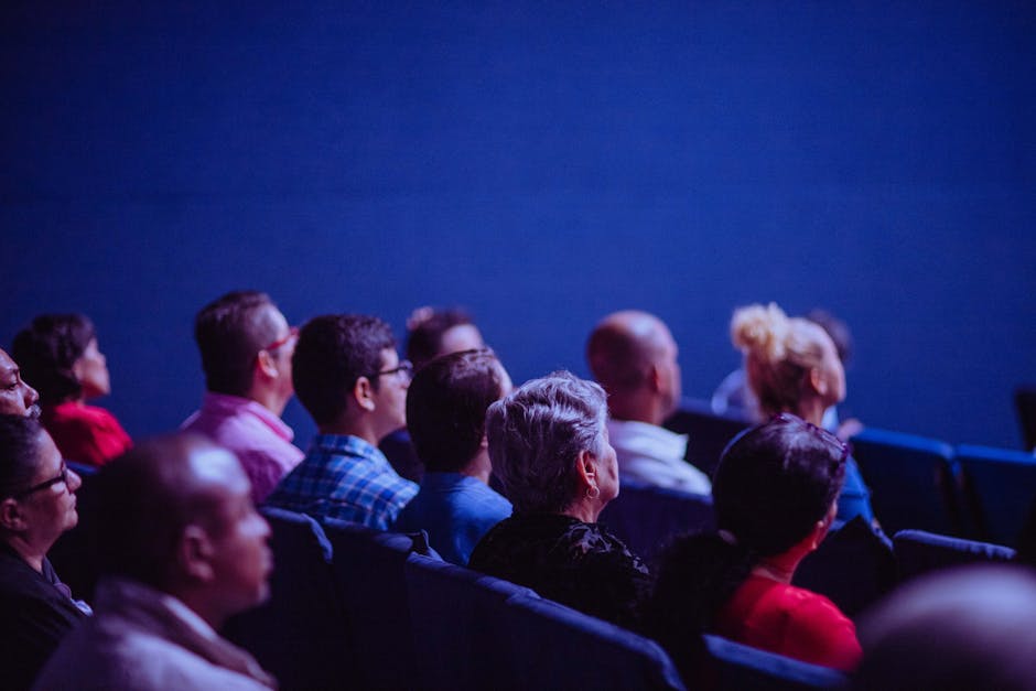Full auditorium audience who will soon disperse into an unstructured coffee break