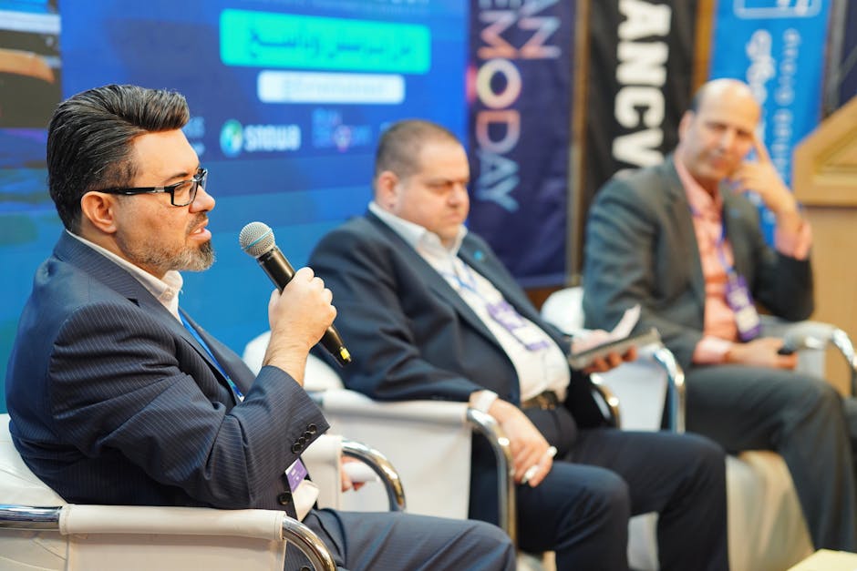 Panel session close up showing an organiser champion effect three minute prompt in action
